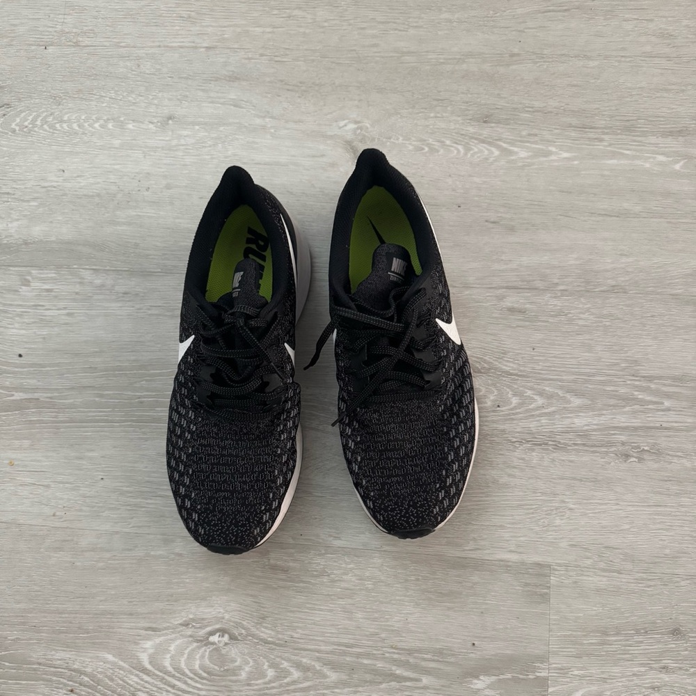 Nike Zoom Pegasus 35 men’s size 10 Black and White Athletic Shoes